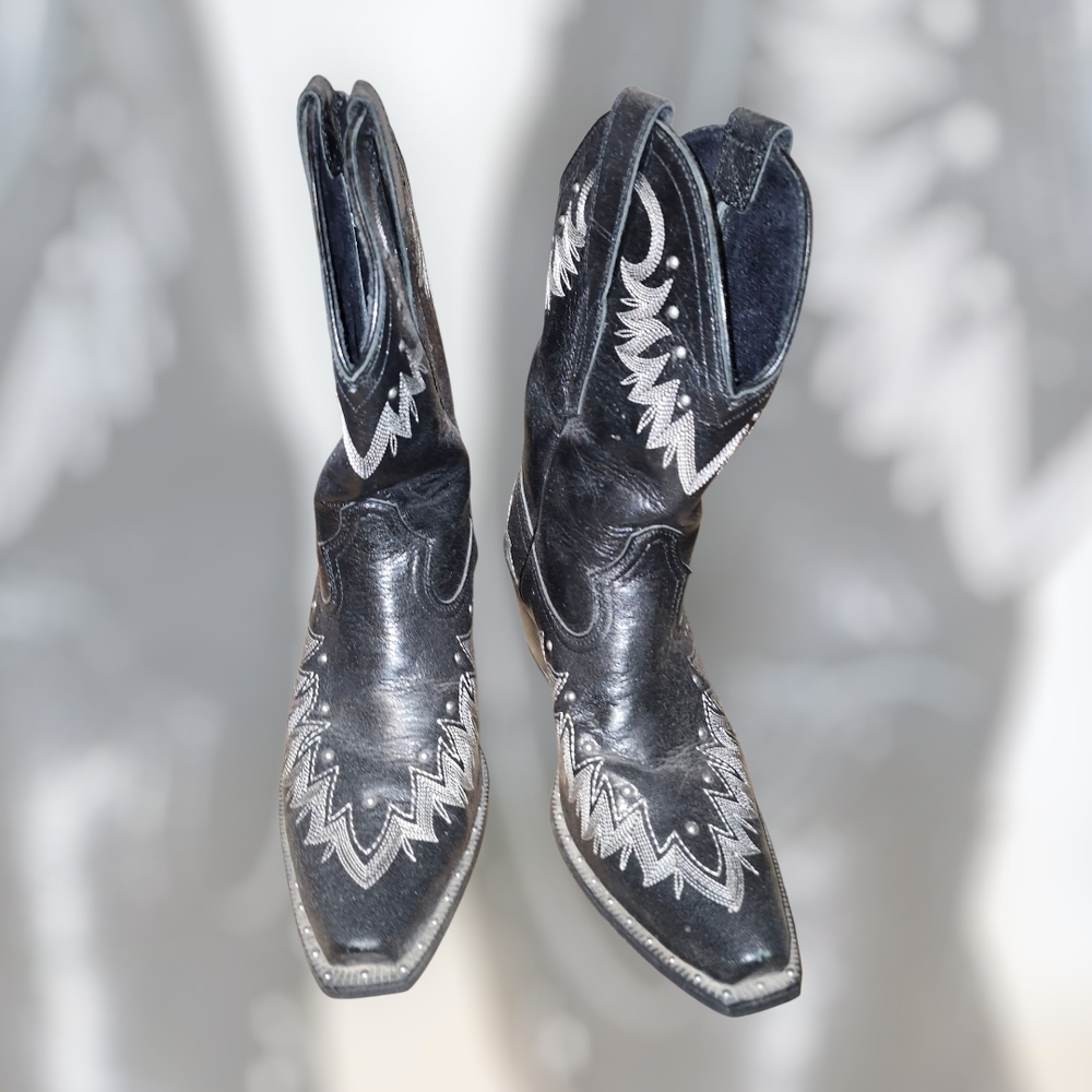Ariat boots for women, black leather with white Western stitching, size 6½.